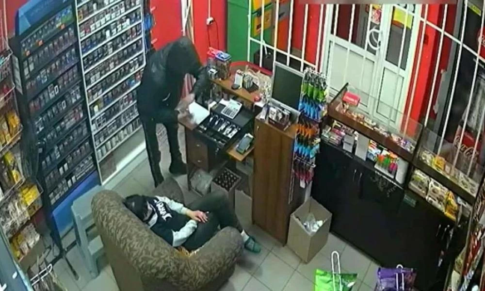 Ρωσία: Κλέφτης «πιάνει στον ύπνο» υπάλληλο και κλέβει το ταμείο